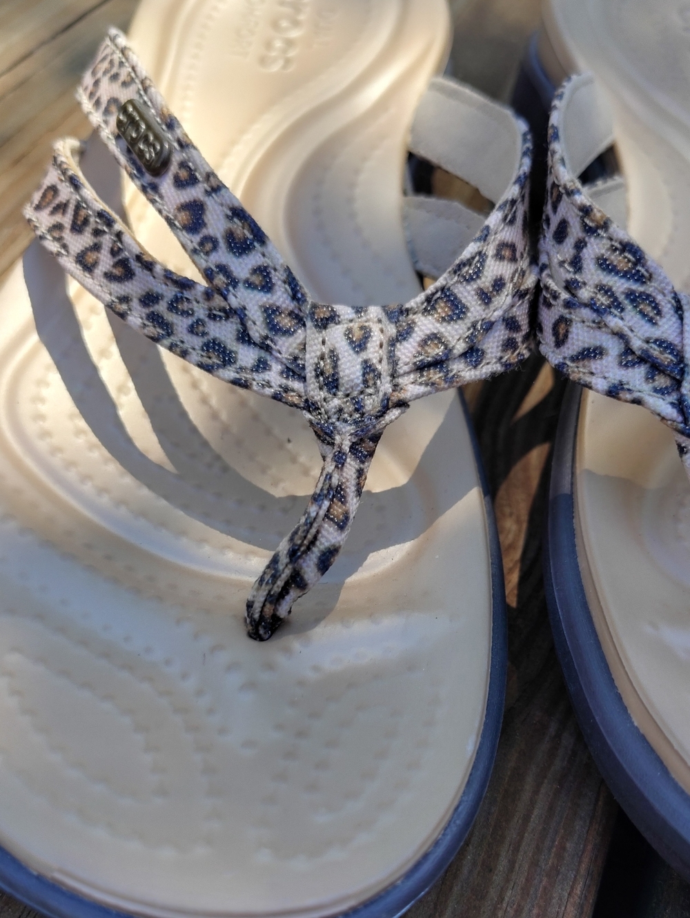 Crocs Leopard Print Capri V Flip Flop Sandals Size 7 Womens - Picture 2 of 11